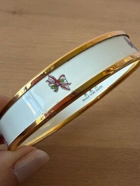 HALCYON DAYS IVORY CREAM ENAMEL & GOLD TONE METAL RIBBON DESIGN BANGLE BRACELET